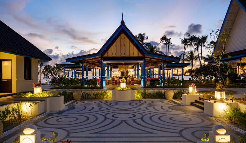 SAii Lagoon Maldives_Miss Olive Oyl Pool Bar_Evening-MLEGSQQ